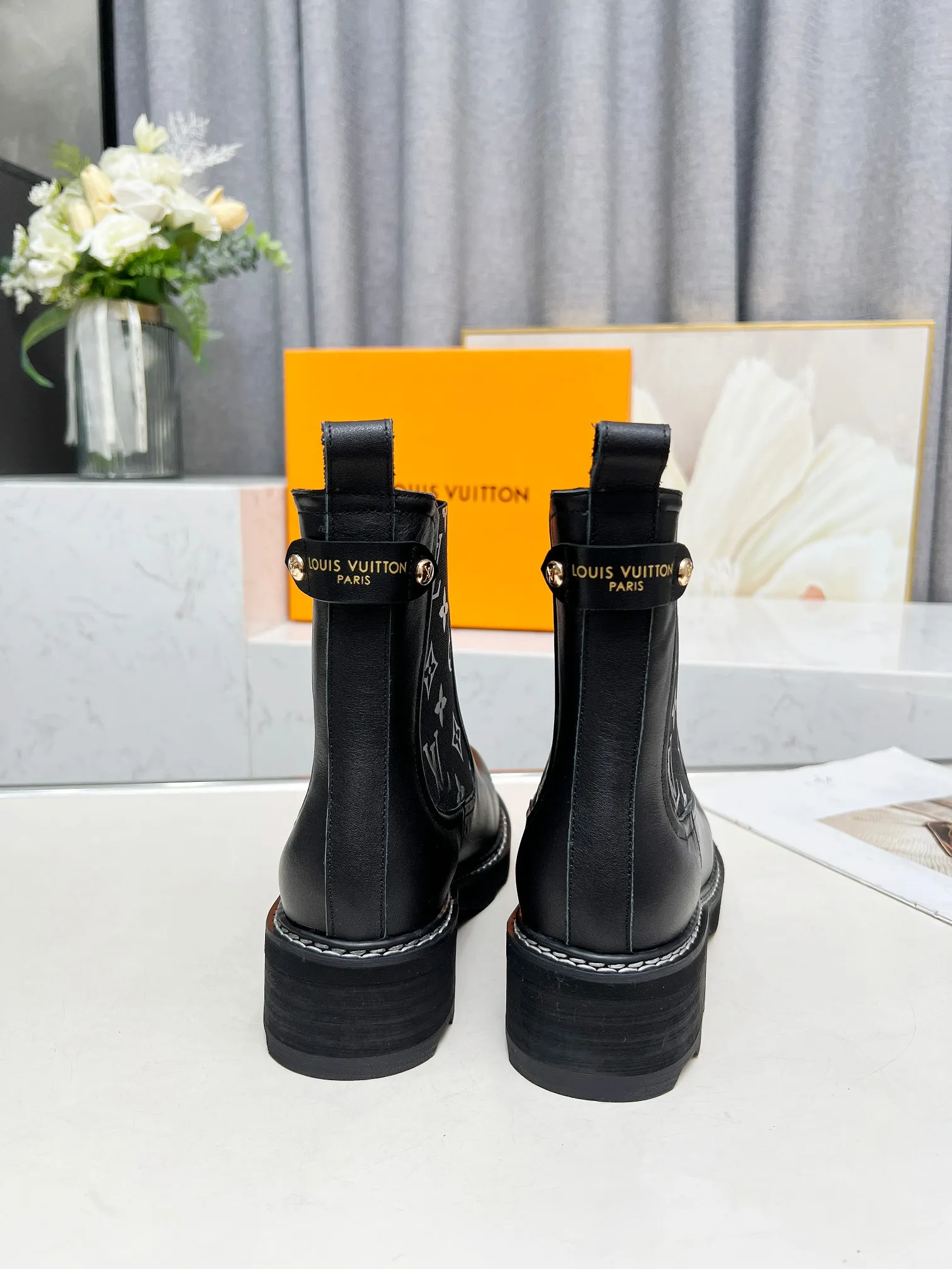 👟👟Ex-factory price 560👟👟Louis Vuitton 2024 autumn and winter high-end customization, major celebrity and Internet celebrity catwalk style, century-old classic, exquisite craftsmanship, comfortable on the feet. This LV Beaubourg ankle boot has a smooth calf leather body with handsome style and soft elements, and the Monogram patterned elastic side panel embodies the style of Chelsea boots. Paired with a thick yet lightweight micro outsole. Dazzling studs, a Louis Vuitton embossed leather label and plain stitching around the welt add to the sophisticated details. Fabric: Full-grain cowhide Lining: Cowhide Color: Black Brown Code number 35 to 40 (41 and 42 can be customized and non-returnable) Bosses are welcome to make orders